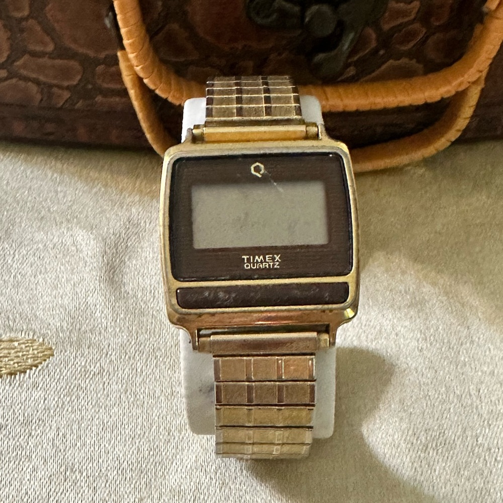Vintage Timex Quartz Digital Display Gold Tone Watch.